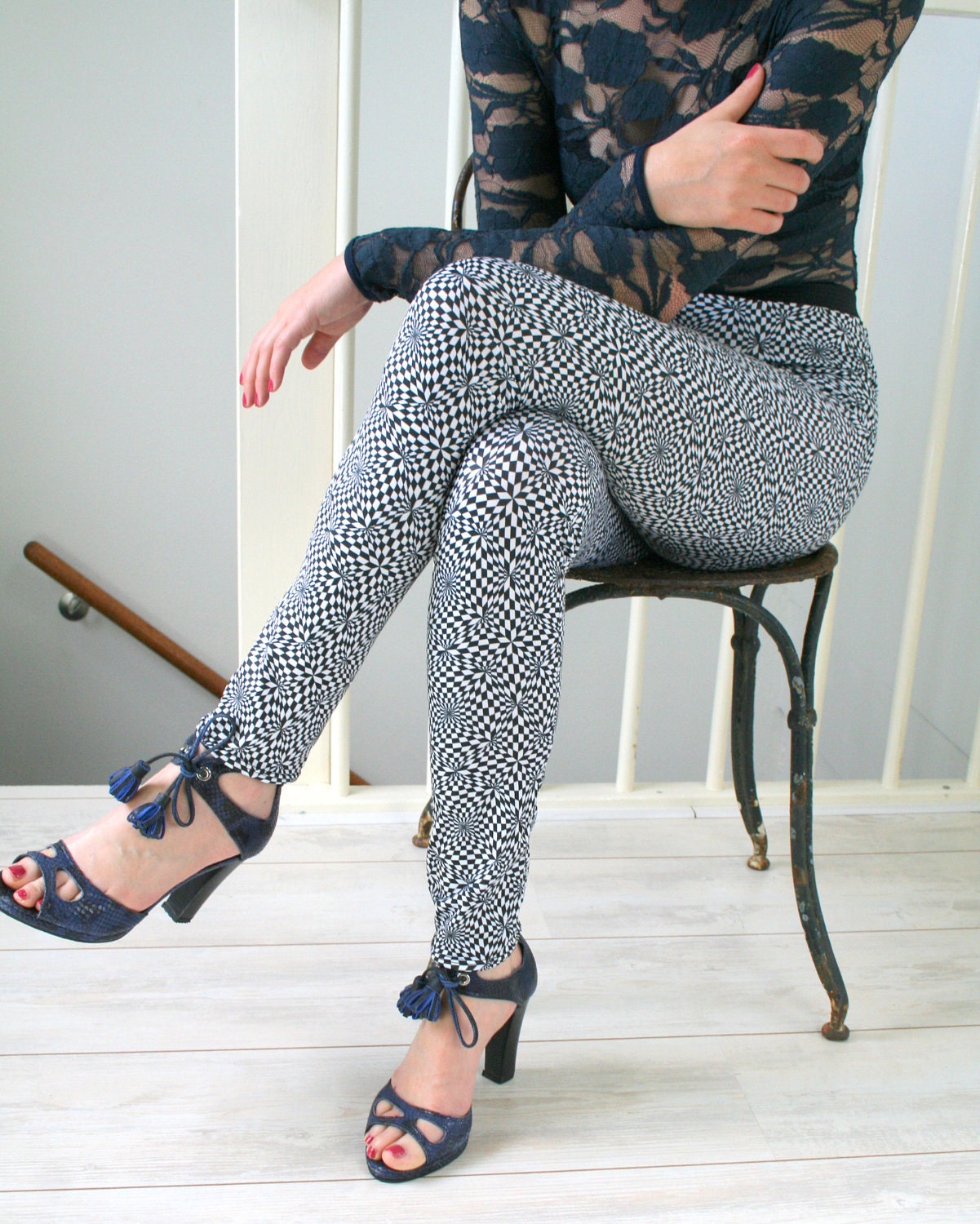 Printed leggings in black and white, geometric print lycra LAST 2 PIECES