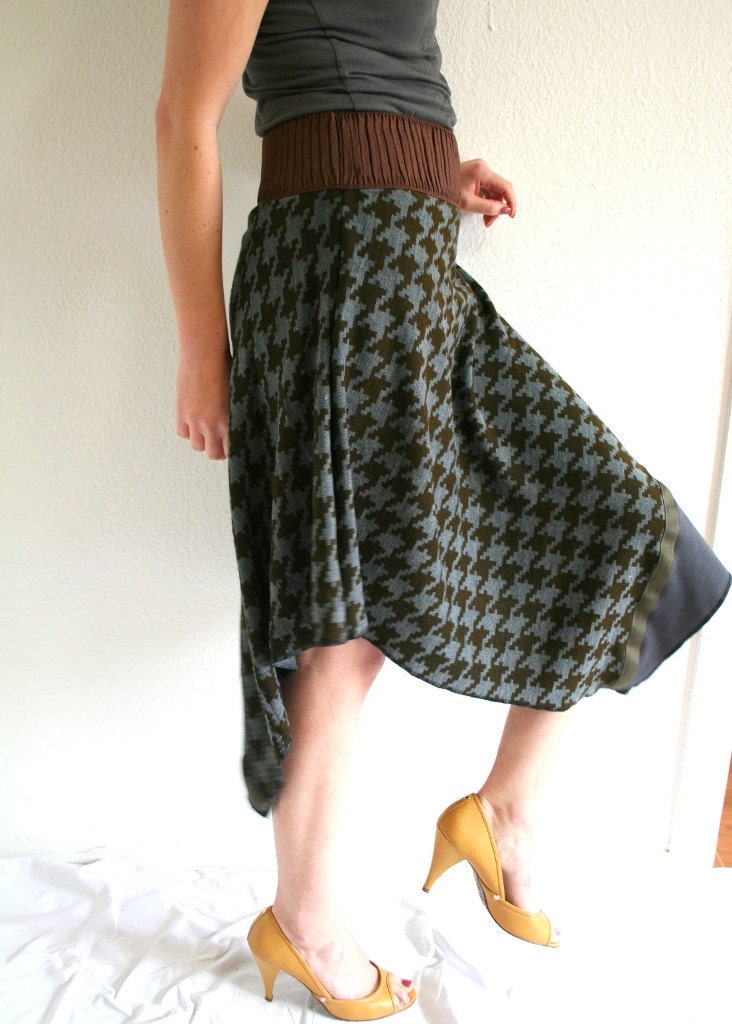 Asymmetric slip-in skirt in houndstooth pattern - grey, brown and khaki green - size medium/large US 8/10