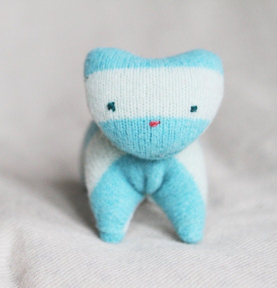 small blue striped wool kitten - petit chaton de laine