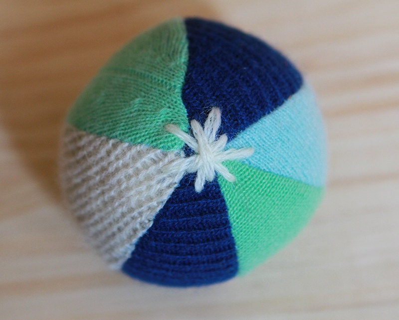 medium upcycled wool ball. aqua, royal blue, light green and white - balle de laine récupérée. turquoise, bleu royal, vert clair et blanc