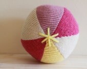 medium upcycled wool ball. yellow, white and raspberry - balle de laine récupérée. jaune, fuschia et framboise