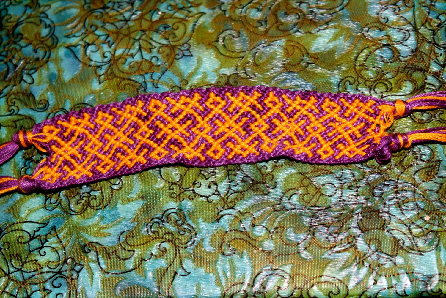 Small Intertwining Diamonds Pattern Bracelet
