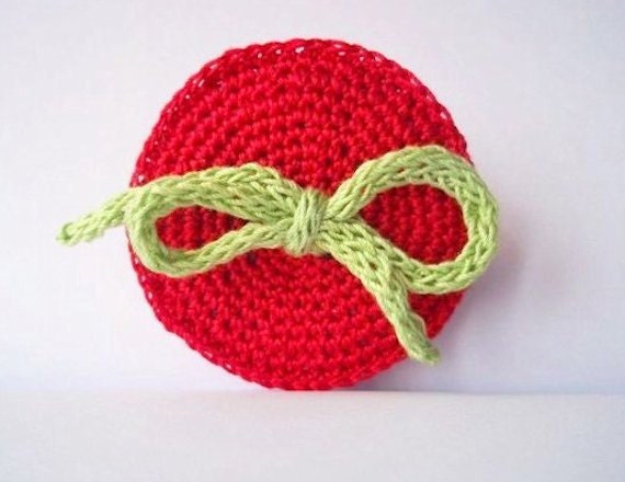 Red circle with bow/ crocheted pin/ brooch