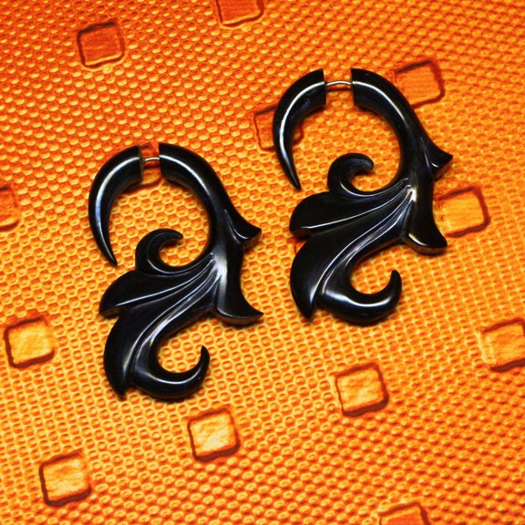 Fake Gauges - Floral Curls - Black Horn Earrings