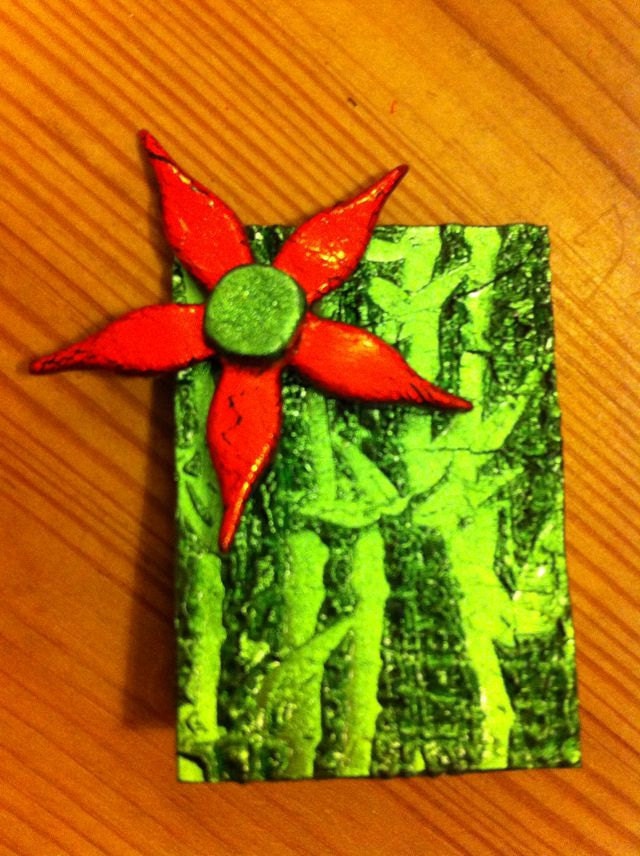 Red and green flower brooch 