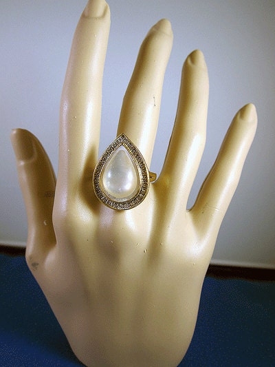 Beautiful Vintage 14k Teardrop Mother of Pearl Diamond Ring