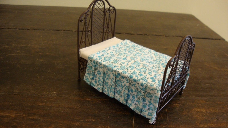 Miniature  bedspread  for single bed with floral