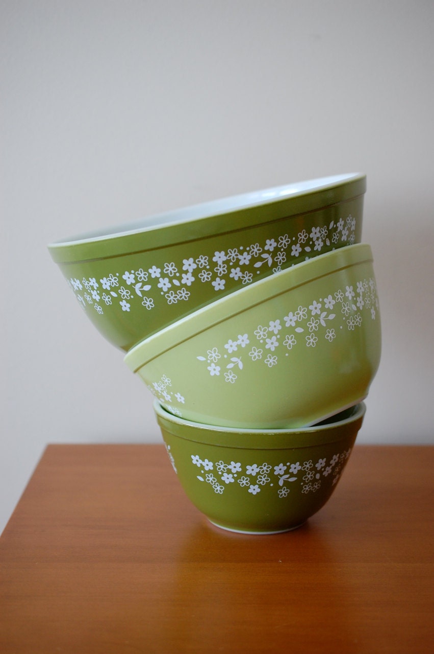 Vintage Set of 3 Pyrex Crazy Daisy Pattern Mixing Bowls : 403, 2.5 L and 402, 1.5 L and 401, 750 ml