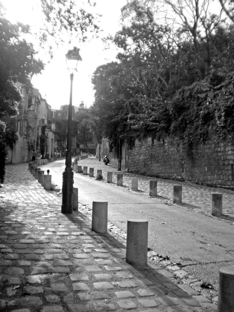 Photograph -- Paris - Montmarte -- Black & White Art Photograph 20 x 15 cm / 8 x 6 in