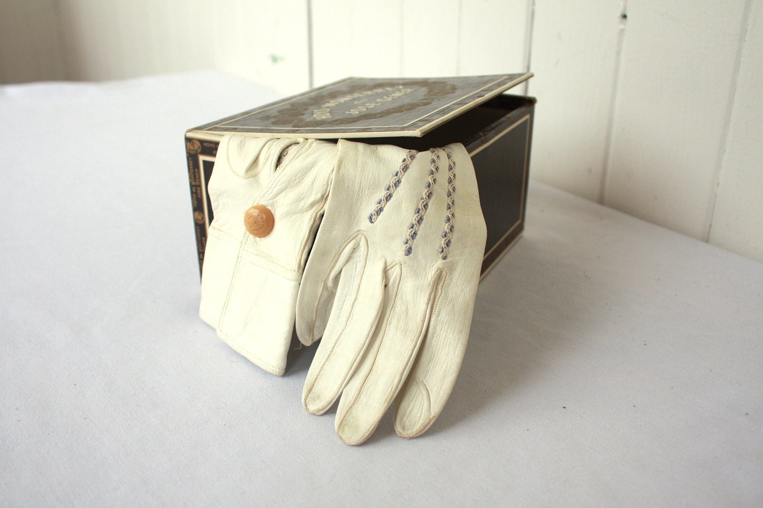 Vintage Leather Gloves Fashion Cream with Blue Embroidery