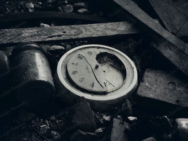 Broken Old Clock