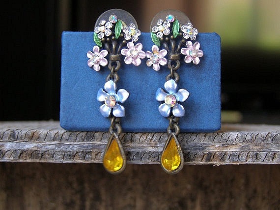 Vintage flowers Earrings, country style Listed by MeshuMaSH on Etsy