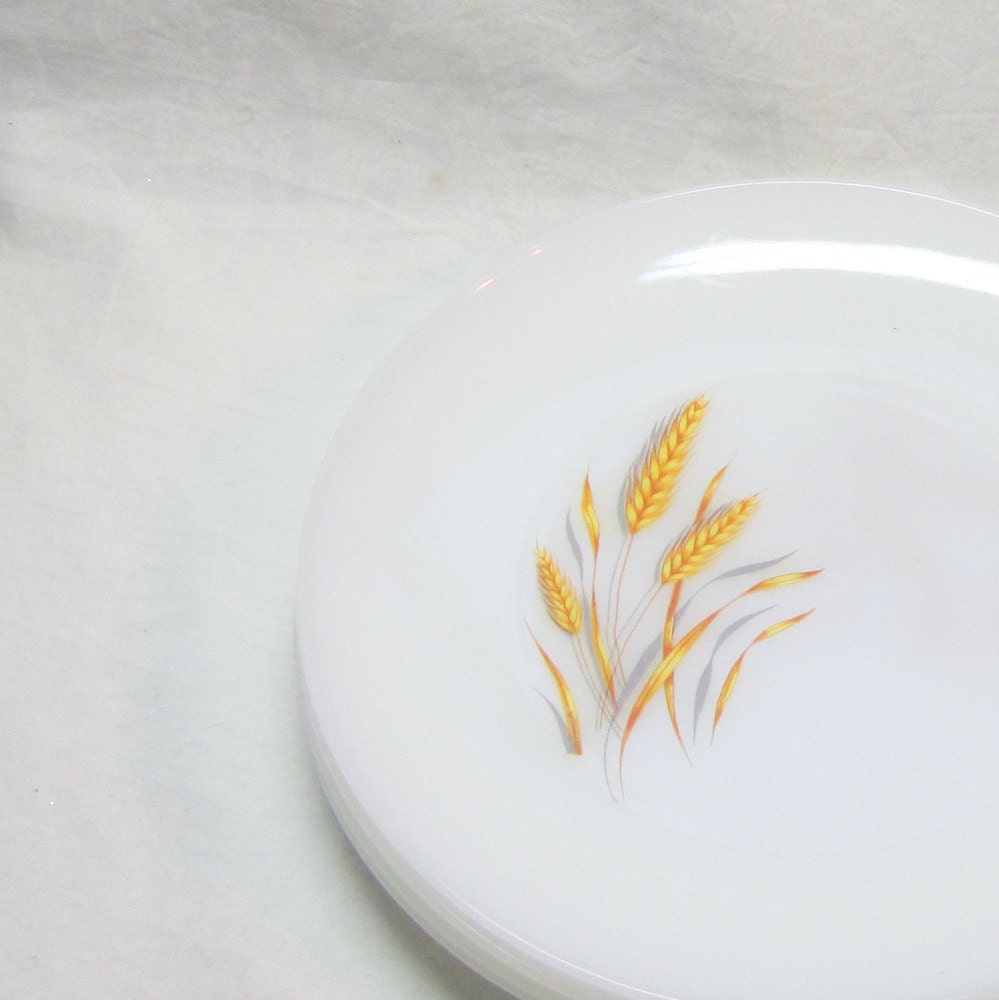Milk Glass Dinner Plates Wheat Pattern Gold White Traditional Farmhouse Home Decor Collectable Grey