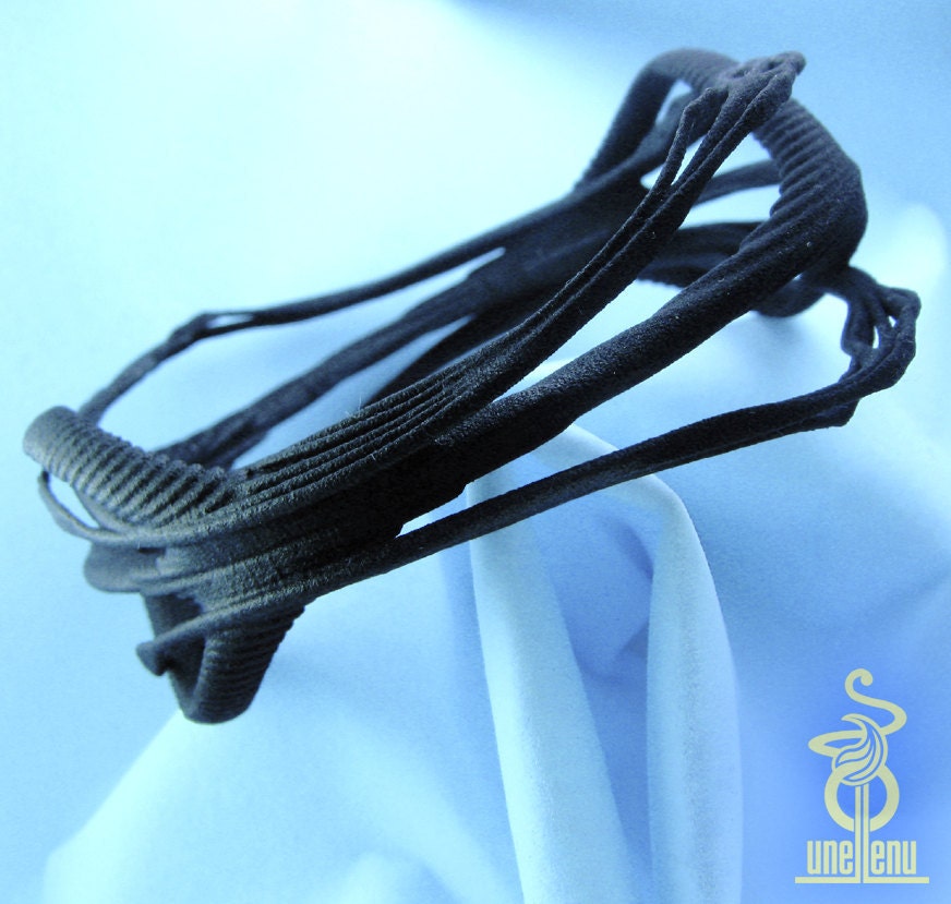 Branchlet bangle in black