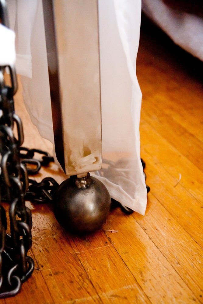 Kinky Chain Canopy Bed made of steel