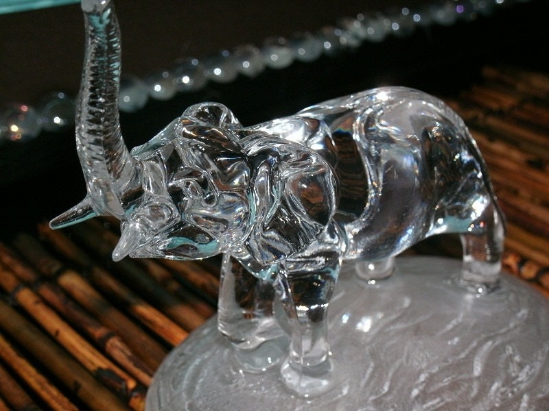 Crystal Clear Glass Elephant with Frosted by CLASSICHOUNDSTOOTH