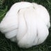 Merino wool roving . Natural White 64s - 21,5 micron . For spinning art yarn . 450g (16oz)
