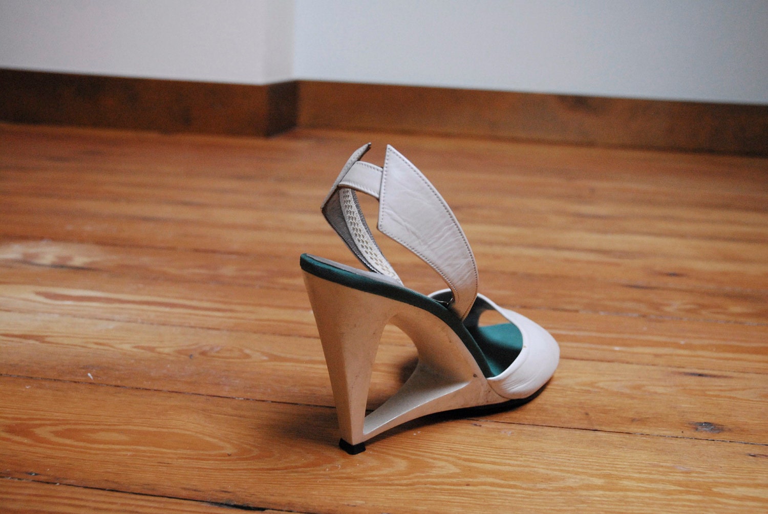 Avant Garde White 1970s Paris Designer Sandals/Pumps - Glamour Out of Space