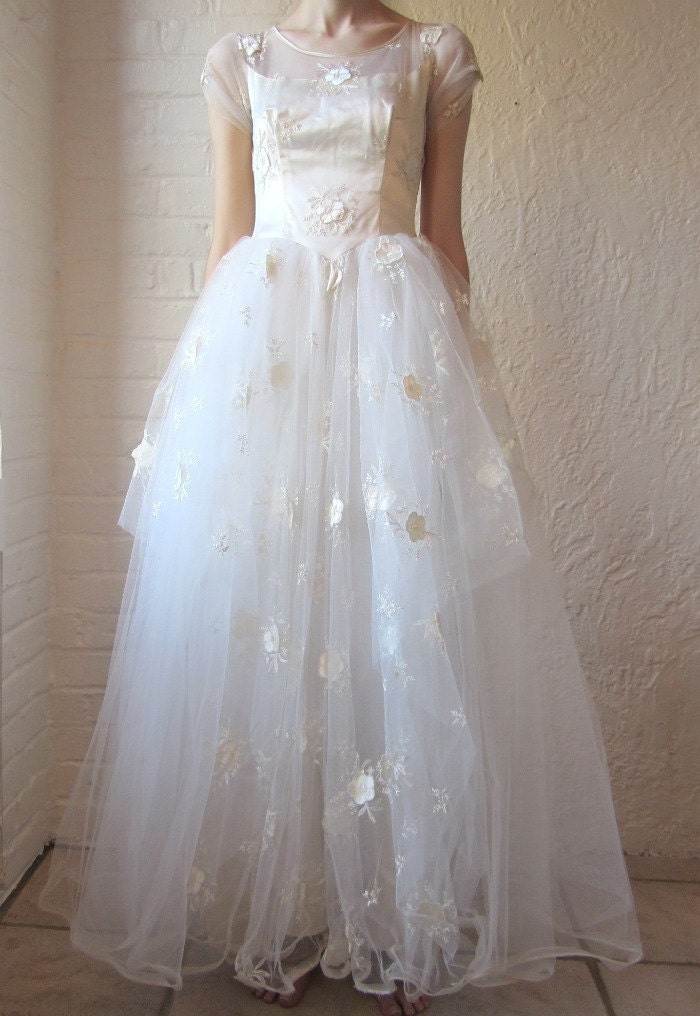 50s wedding dress // ivory tulle and satin // floral applique