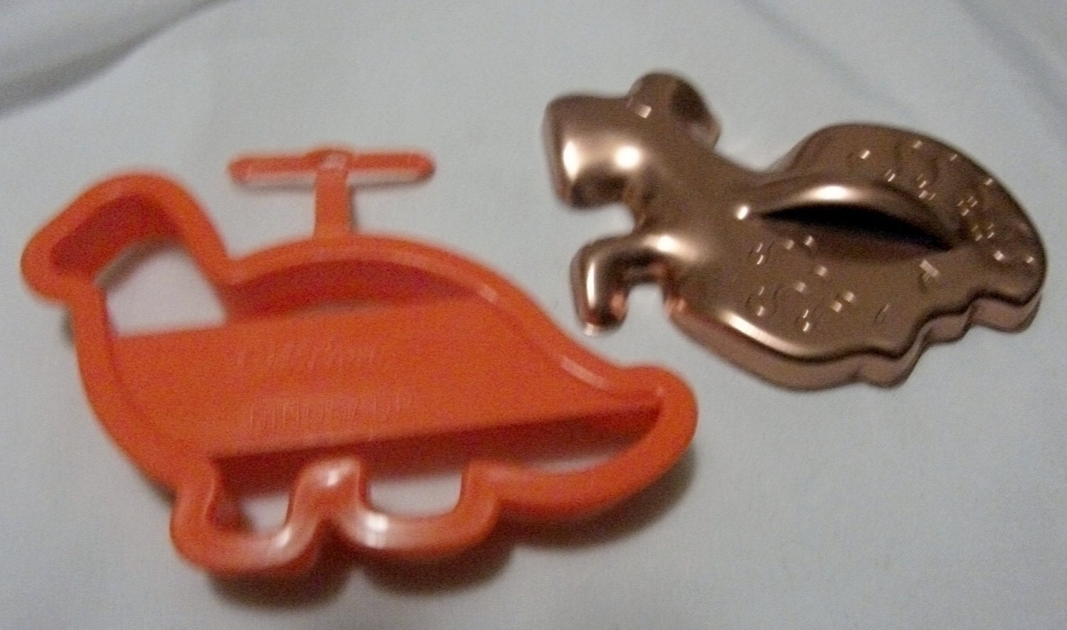 Two unusual Vintage Cookie Cutters Orange Wilton Dinosaur and Copper Lion only 3USD
