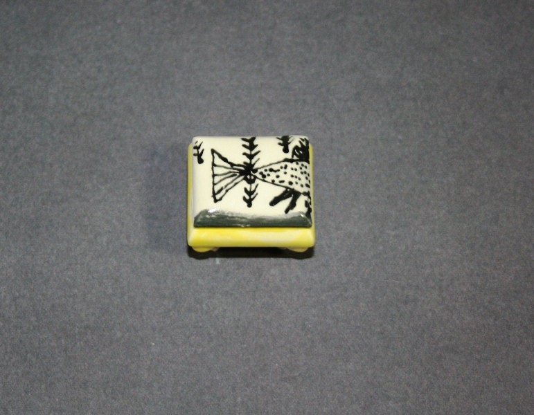 Kid made: Guppies on the move with this Little Box on Yellow Base and perfect as a engagement ring box
