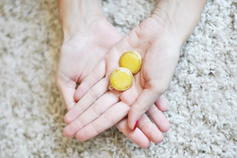 unique statement gemstone fashion large bold earrings sunshine lemon yellow jade stone matte textured gold frame statment earrings israel