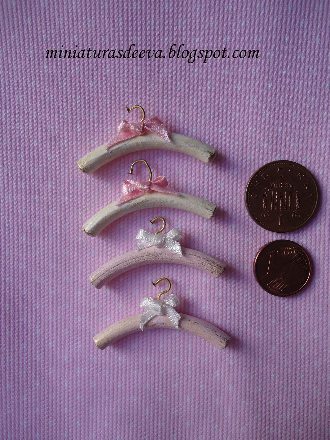 Set of 4 mini hanger shabby chic. 1/12th scale
