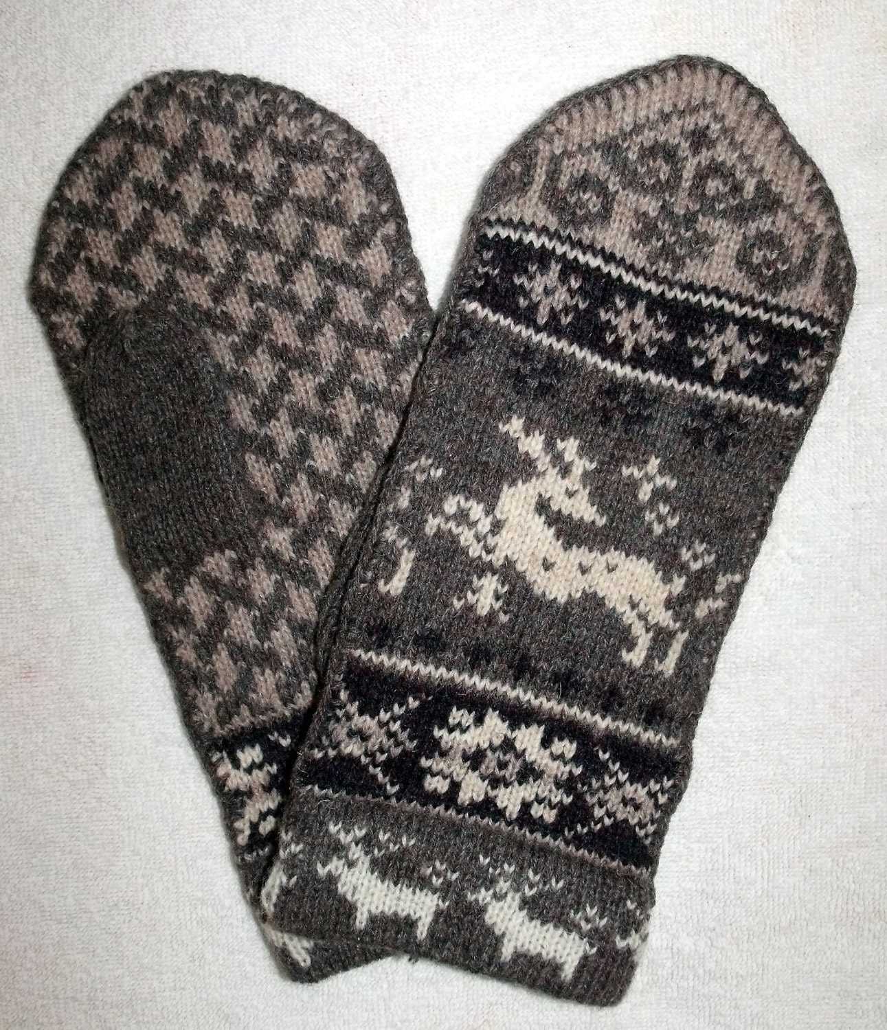 Norwegian Scandinavian hand crafted 100% Wool Mittens, folk art, Reindeer