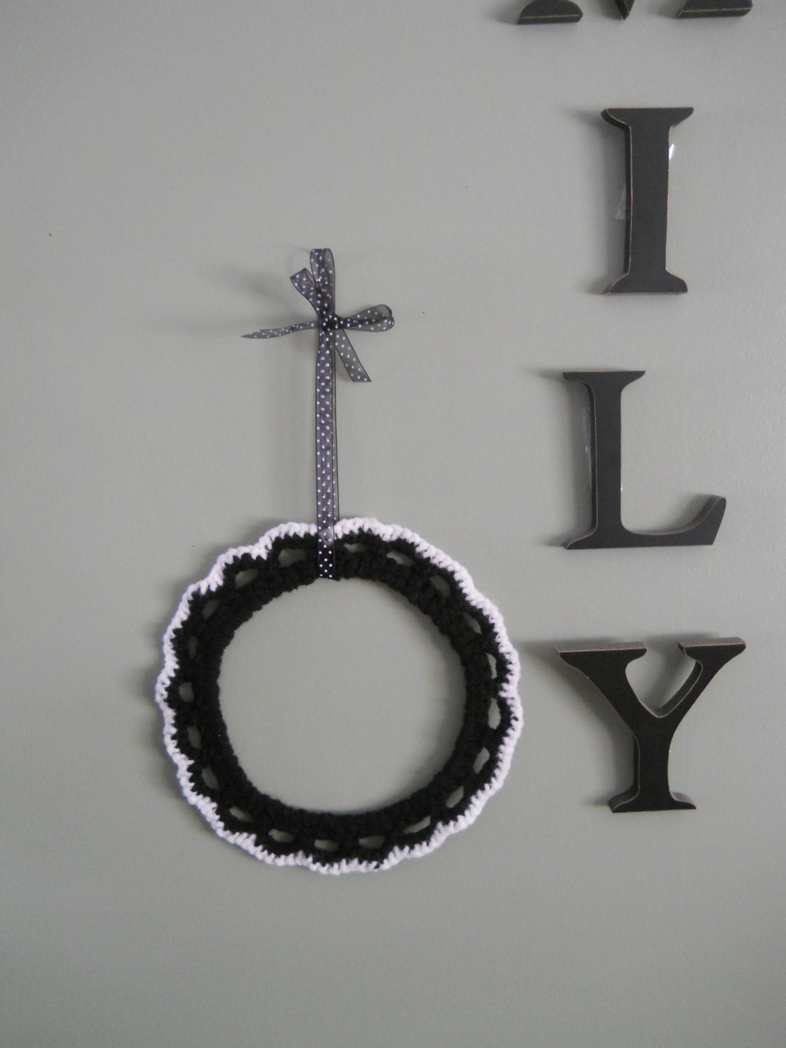 craZydaiZychainZ DaiZy WalRingZ boho recycled upcycled black white crochet wall hanging fiber art mod daisy home decor MADE TO ORDER