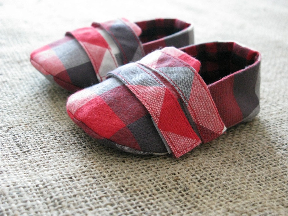 Sporty Baby Shoes - PDF Pattern - Newborn to 18 months.