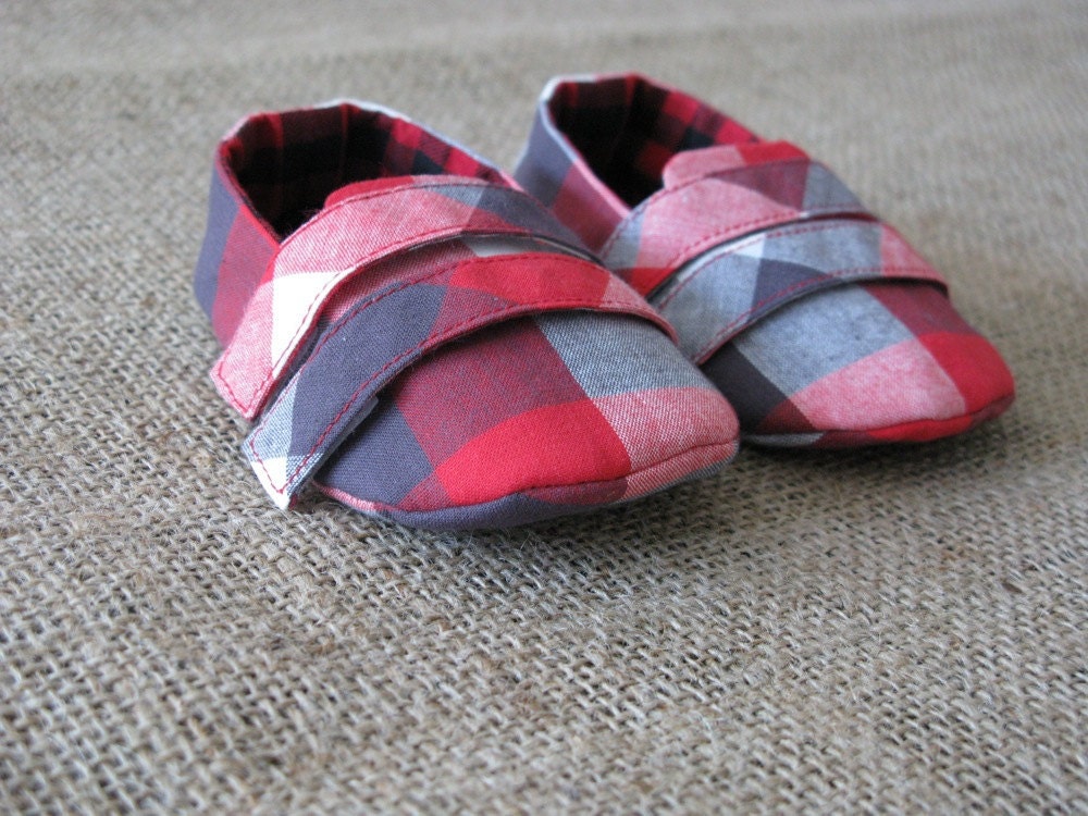 Sporty Baby Shoes - PDF Pattern - Newborn to 18 months.