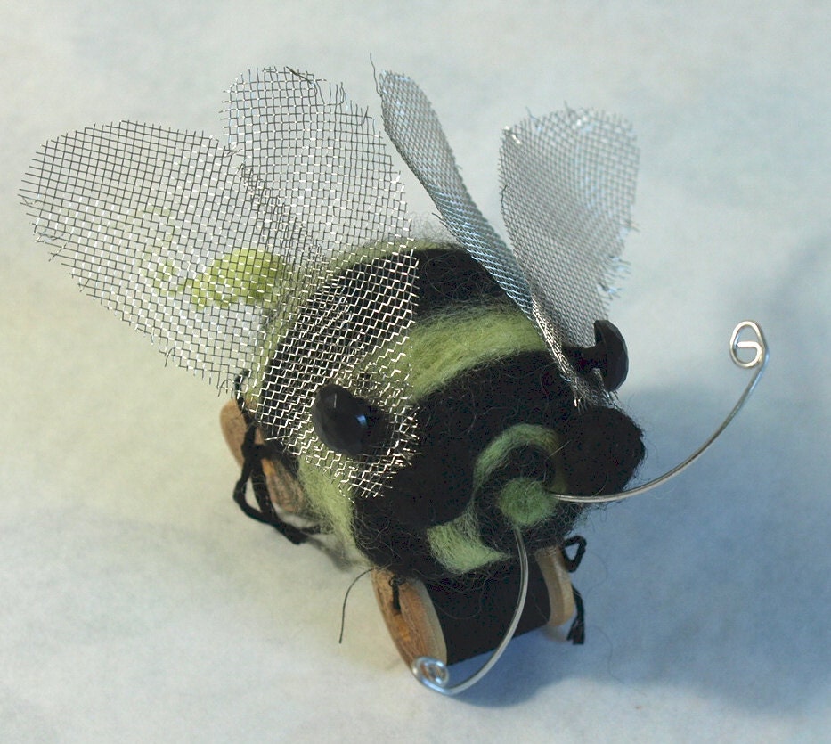 Small - Folk Art Spool BeeZ