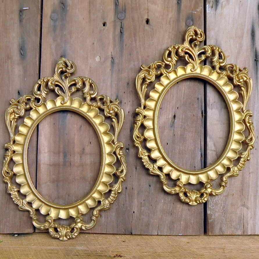 Vintage Picture Frames Gold Ornate Pair Gilded Oval Convex Glass Plastic Italy Italian Picture