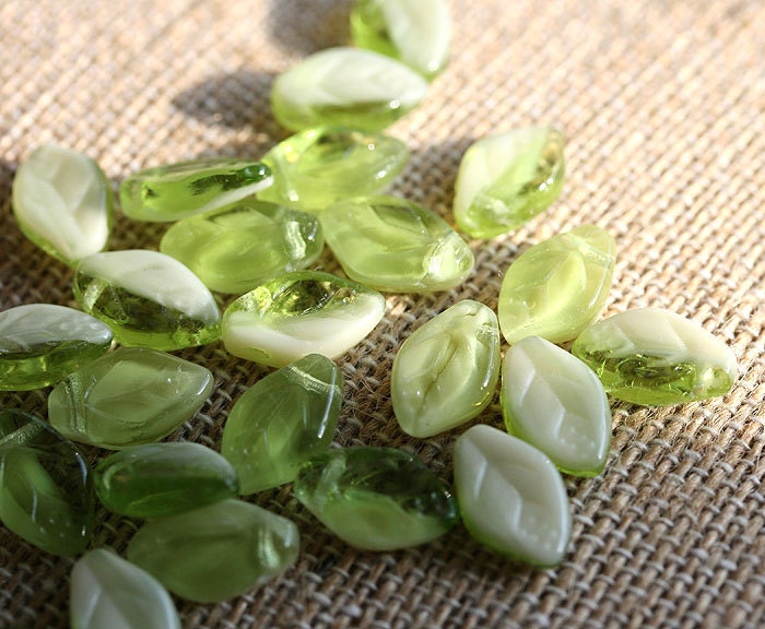 Spring Green leaves Czech glass beads - leaf - 12x7mm - 25Pc - 270