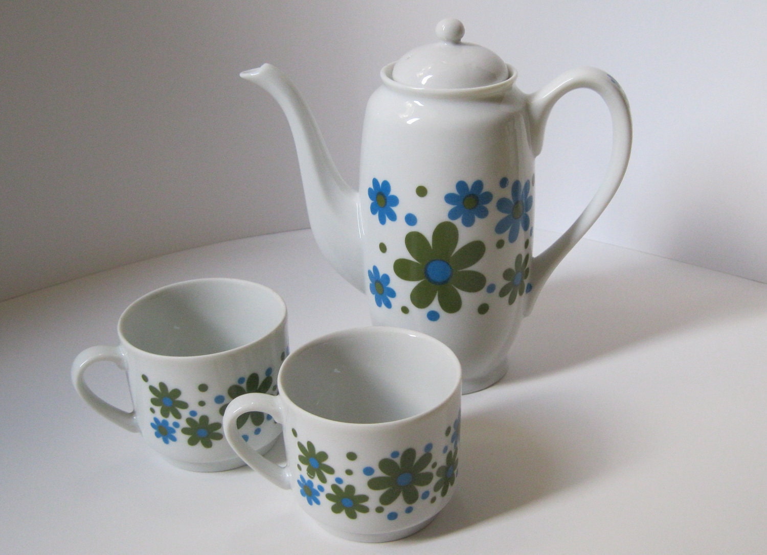 Vintage Teapot and Cups, Takahashi Mod Daisy Pattern