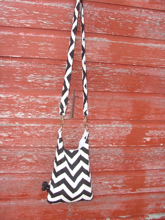 Zig Zag Wine Purse-Holds up to a 3L bag of box wine or other beverage.  Unzip side zipper to access spigot and serve