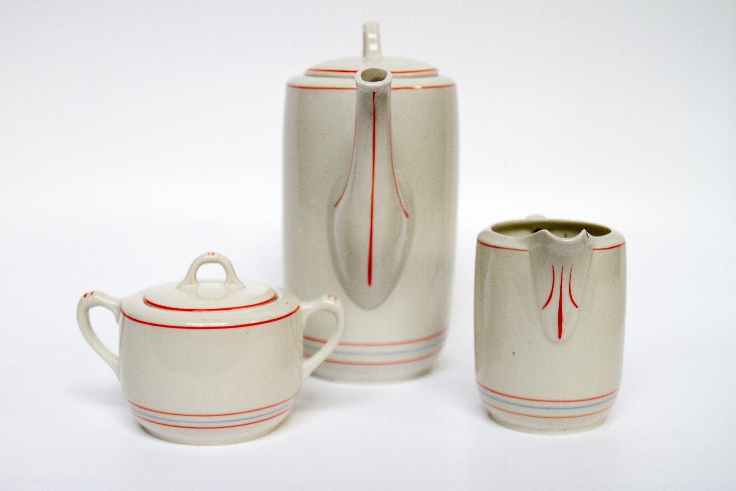 Teaset in white, red and blue, clean design