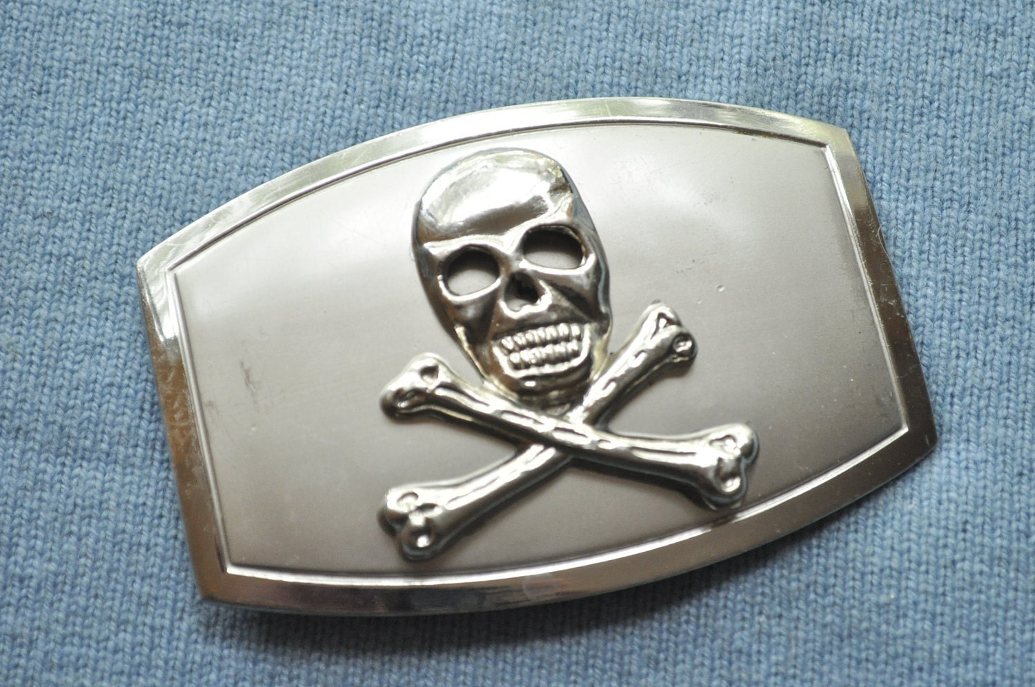 Funky Retro Nickle Finish Buckle w Polished Skull & Cross Bone Emblem