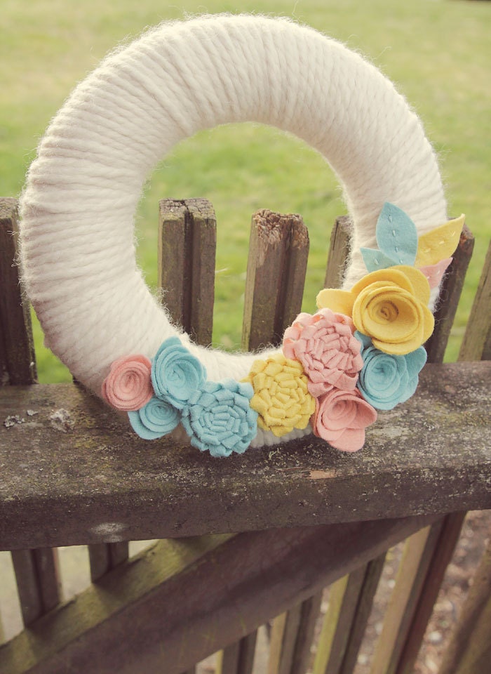 Yarn Wreath with Dimensional Felt Flowers and Leaves. Spring Wreath. Easter wreath. Canary Yellow, Salmon, Sea Blue by Catshy Crafts