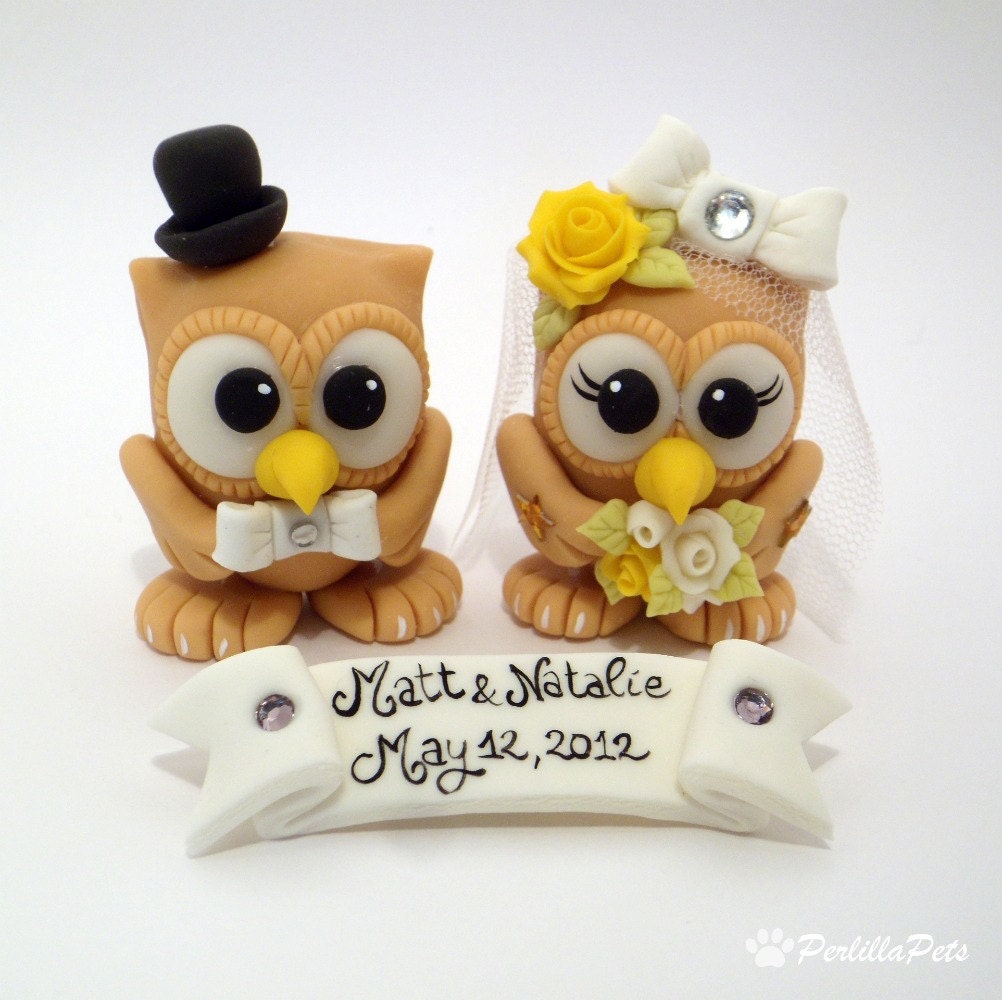 Owl cake topper for a wedding cake, cute luckycharm