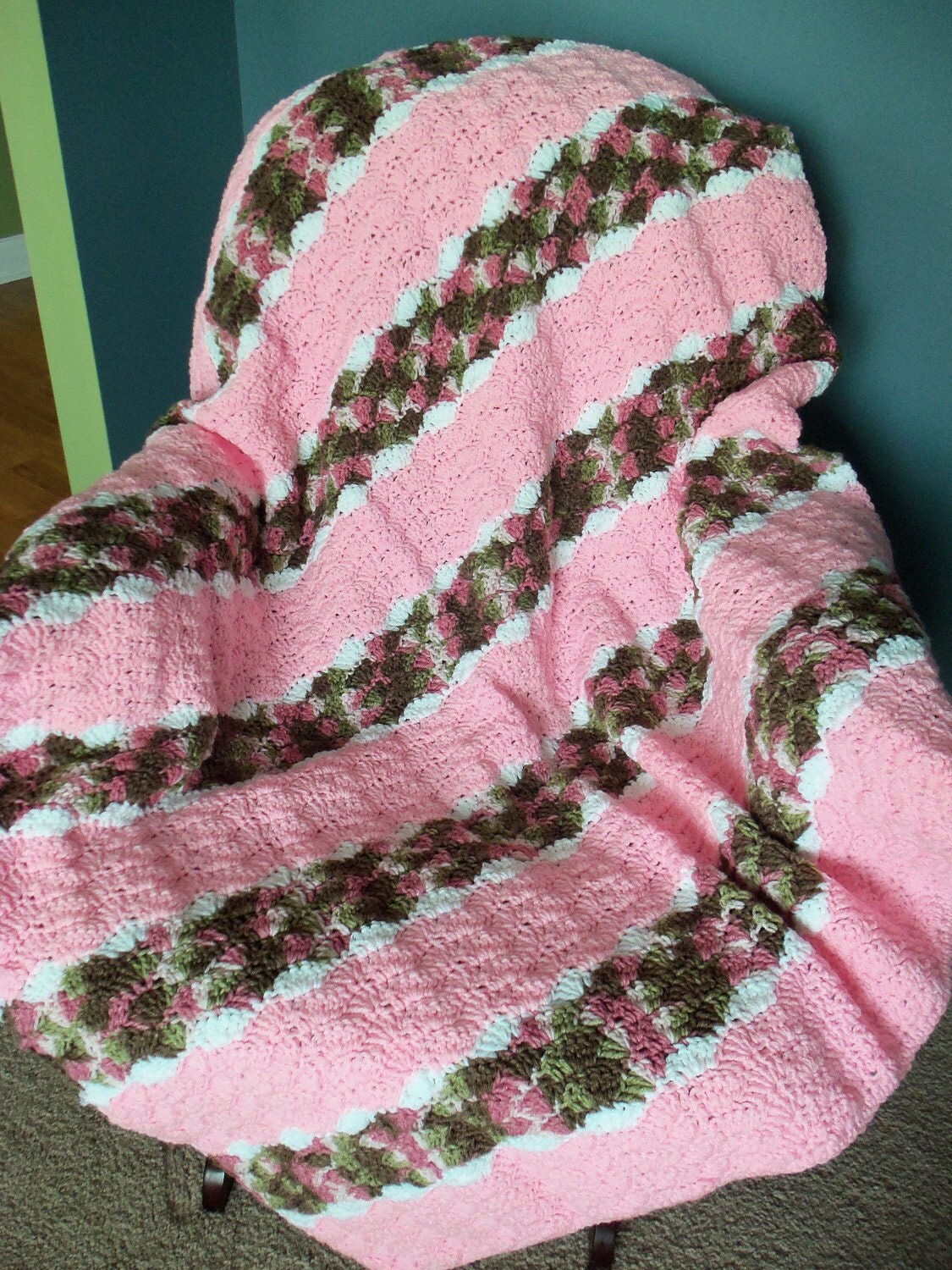 Pink Camo Shell Pattern Throw / Lapghan / by SnuggableStitches