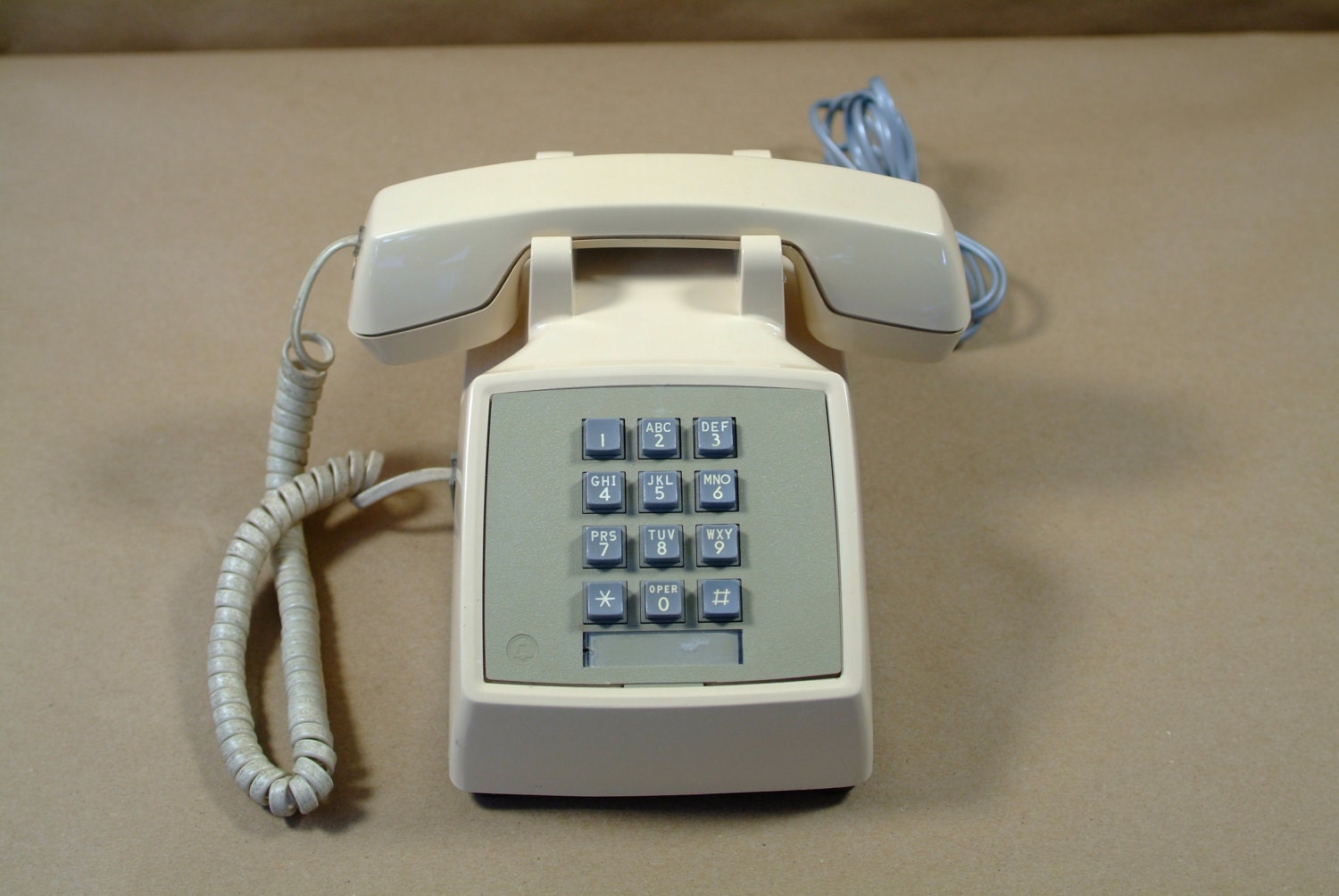 ATT ( Western Electric 2500) Beige Touch Tone Desk Phone With Handset Volume Control