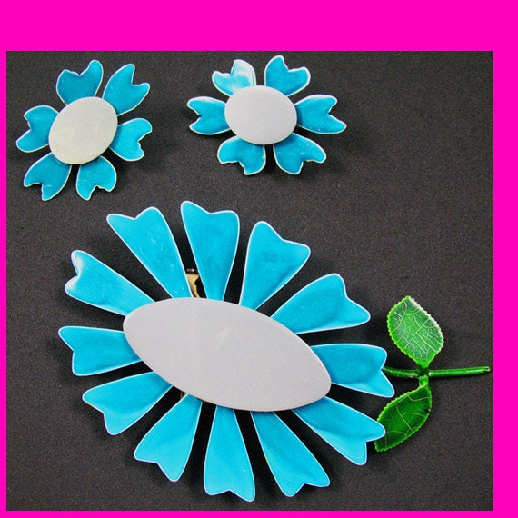 Enamel Flower pin & earrings set, Vintage 1960s  DAISY PIN, TURQUOISE, gray grey, and green, clip-on earrings