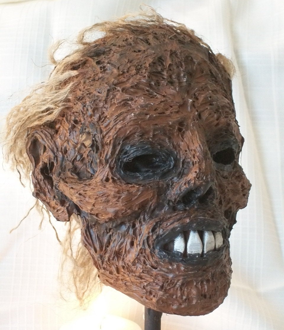 Zombie Head / Mummified Head / Corpse Head / Very creepy severed head