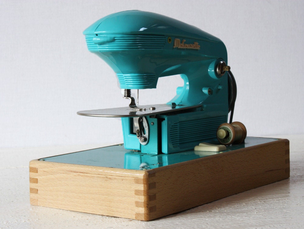 Lovely old french CHILD SEWING machine - Old Toy  - Ma COUSETTE