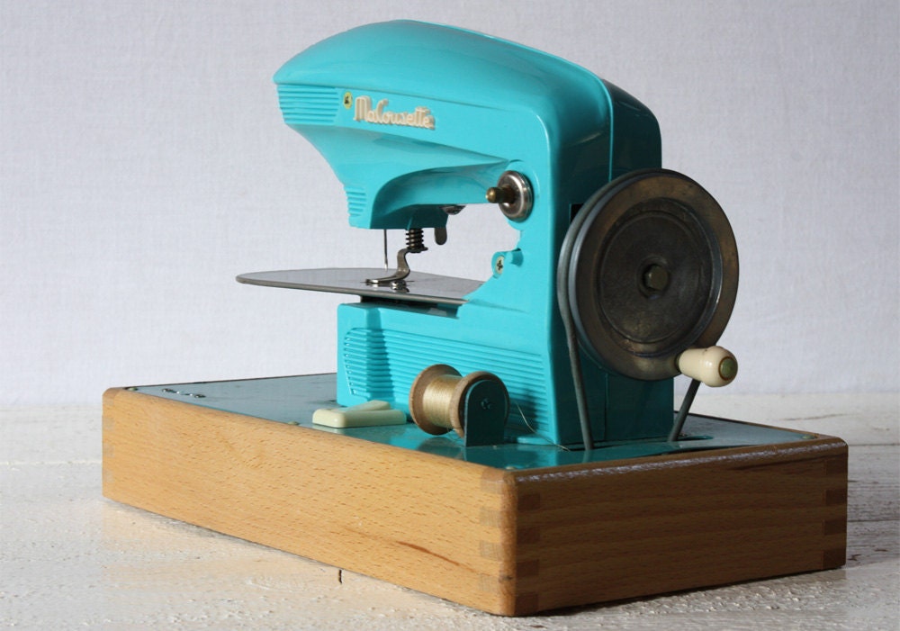 Lovely old french CHILD SEWING machine - Old Toy  - Ma COUSETTE