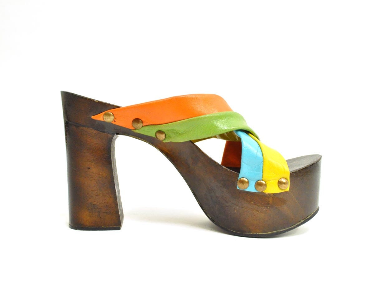 ViNTAGE ITALiAN WOODEN PLATFORM