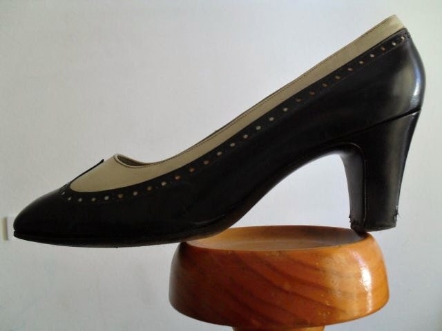 CARTIER Paris . The Timeless Spectators . Navy & Ivory . Super Rare Leather Shoes Pumps 50s 1950s Made In France