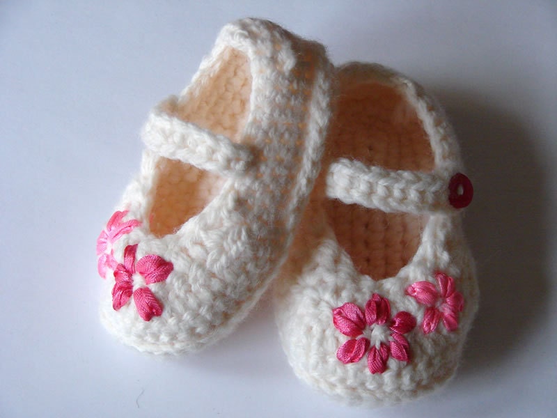 Crochet Pattern (PDF file) Baby Embroidered Shoes - In 4 sizes.