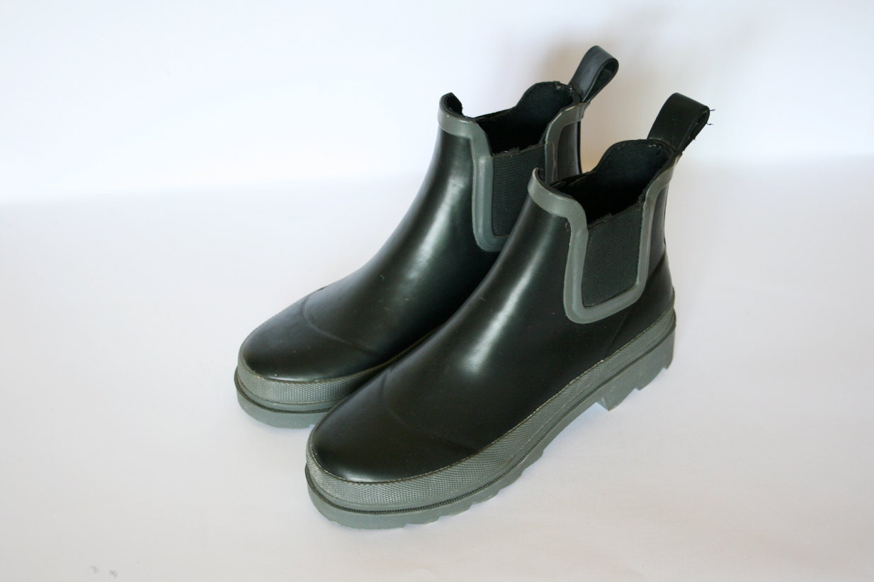 Vintage Black and Grey Rain Ankle Boots Size 6